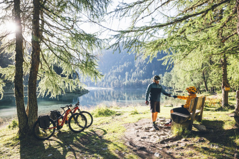 Pause lors de la première étape du Glacier Bike Tour au lac Palpuogna